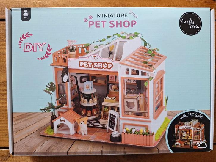 Miniatuur Pet Shop Huisje - DIY Bouwpakket, Hobby en Vrije tijd, Knutselen, Nieuw, Overige typen, Ophalen of Verzenden