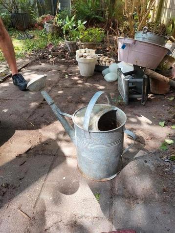 Oude Brocante Zinken Gieter beschikbaar voor biedingen