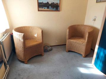 Twee ronde rieten stoelen. Weinig gebruikt beschikbaar voor biedingen