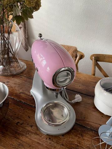 Roze Smeg Keukenmachine + Ijsmachine beschikbaar voor biedingen