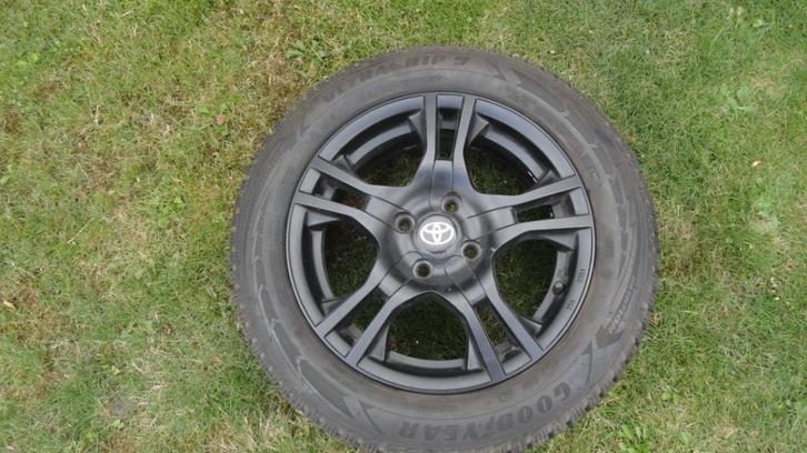 Toyota Yaris alu velgen met winterbanden 15 inch, Auto-onderdelen, Banden en Velgen, Banden en Velgen, Winterbanden, 15 inch, 185 mm