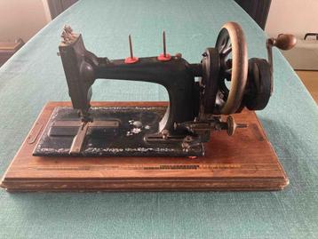 Antieke naaimachine beschikbaar voor biedingen