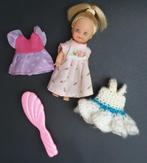 (Barbie) klein popje met kleertjes en borstel, Ophalen of Verzenden, Pop