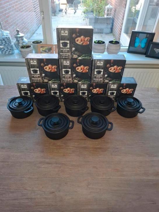 13 dutch ovens gietijzer  maat m  14cm, Huis en Inrichting, Keuken | Potten en Pannen, Nieuw, Overige typen, Gietijzer, Ophalen
