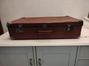 K417 VINTAGE  jaren 40 koffer van geperst karton beschikbaar voor biedingen