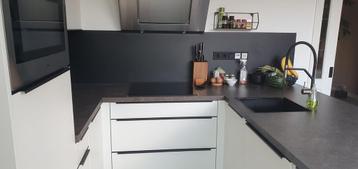 Complete keuken in U-opstelling beschikbaar voor biedingen