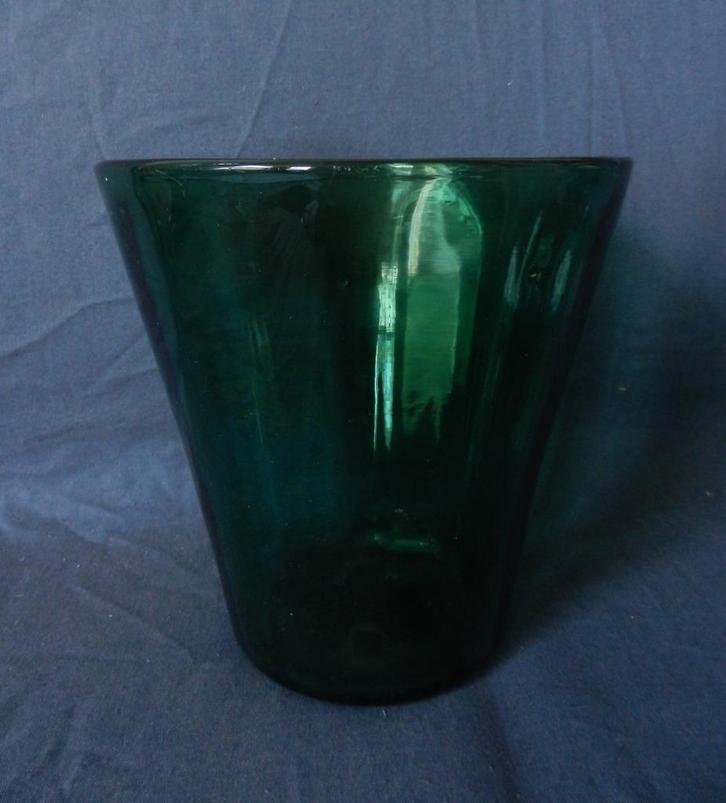 Groene glazen vaas met verticale optiek Maastricht? h. 16,3, Antiek en Kunst, Antiek | Glas en Kristal, Ophalen of Verzenden