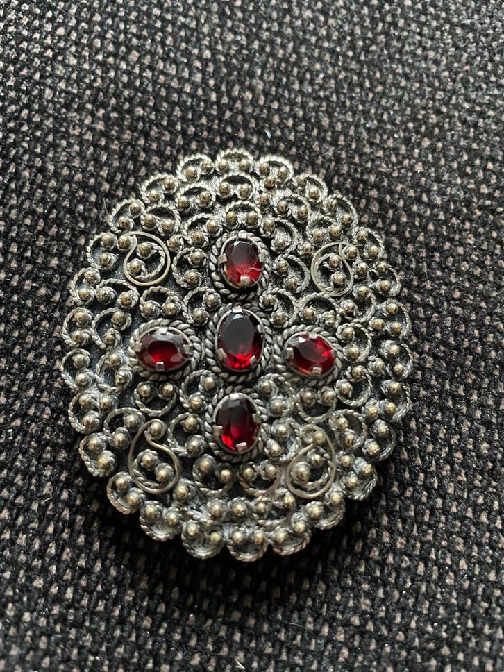 Vintage hanger met rode stenen (wd30), Sieraden, Tassen en Uiterlijk, Broches, Zo goed als nieuw, Zilver, Rood, 4 tot 7 cm, Met edelsteen