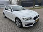 BMW 1-serie 118i Corp L. Hi Exec XENON CARPLAY PDC CRUISE LE, Auto's, Gebruikt, Wit, 650 kg, 3 cilinders