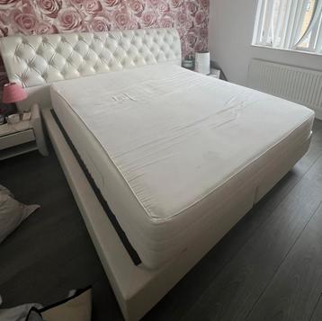 Tweepersoonsbed met stijlvol hoofdbord 2m bij 1.60cm