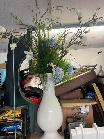 Vaas met kunstbloemen beschikbaar voor biedingen