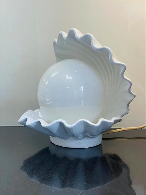 1980’s Wit Porseleinen COQUILLE Lamp, Huis en Inrichting, Lampen | Tafellampen, Zo goed als nieuw, Minder dan 50 cm, Overige materialen