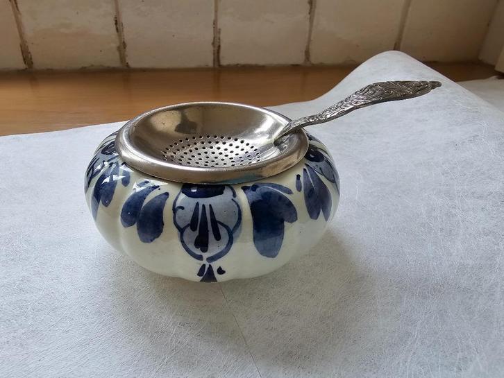 Leuk Hollands theezeefje met Delfstblauwporseleinen houder., Antiek en Kunst, Antiek | Goud en Zilver, Ophalen of Verzenden