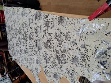 Aparte runderprent, AA, Beige met zilver motief.  beschikbaar voor biedingen