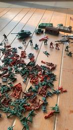 Plastic soldaten figuurtjes met enkele plastic gebouwen, Verzamelen, Ophalen of Verzenden, Gebruikt