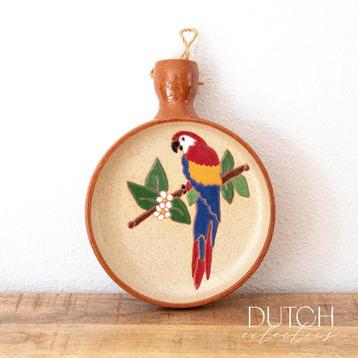 Aardewerken Muurhanger met Papegaaien Decoratie beschikbaar voor biedingen