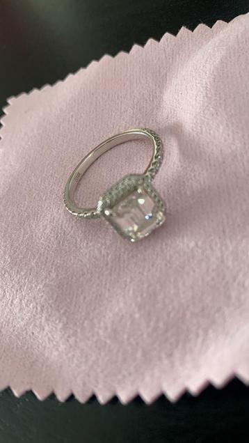 Witgouden ring  beschikbaar voor biedingen