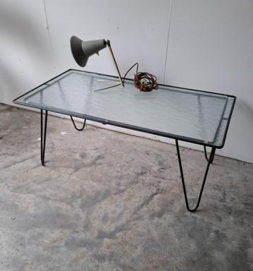 Vintage tafel hairpin retro design sidetable beschikbaar voor biedingen