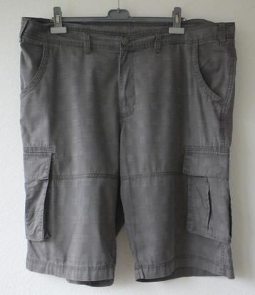 Grijs geruite korte broek, maat 60. beschikbaar voor biedingen
