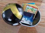 Zwarte Pokemon bal gevuld met 39 pokemon kaarten, Foil, Ophalen of Verzenden, Zo goed als nieuw, Meerdere kaarten