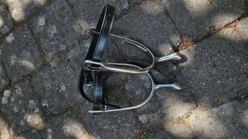 Sporen met sporenriempjes beschikbaar voor biedingen