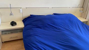 2 persoons bed met bijbehorende nachtkastjes en ladenkast