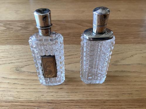 Twee antieke parfumflesjes met zilveren dopje., Antiek en Kunst, Antiek | Goud en Zilver, Ophalen of Verzenden