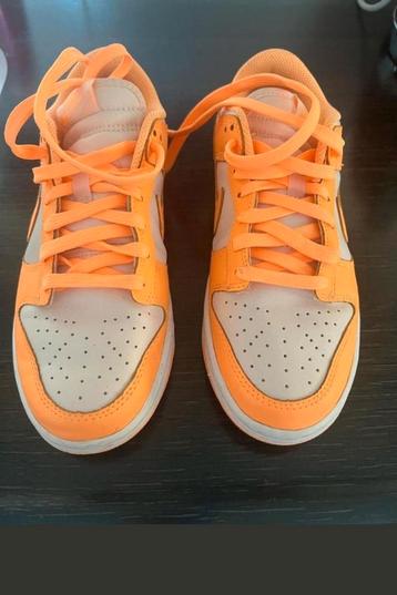 Nike Dunk Low Oranje Wit Maat 38. beschikbaar voor biedingen