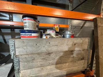 Pallet A merk primer verf International Artel Hempel beschikbaar voor biedingen