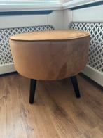 Cognac Suede Poef - 50x42cm, Huis en Inrichting, Banken | Voetenbanken en Poefen, Ophalen, Rond, Zo goed als nieuw, Stof