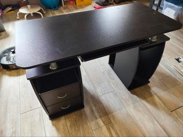 Leuk bureau beschikbaar voor biedingen