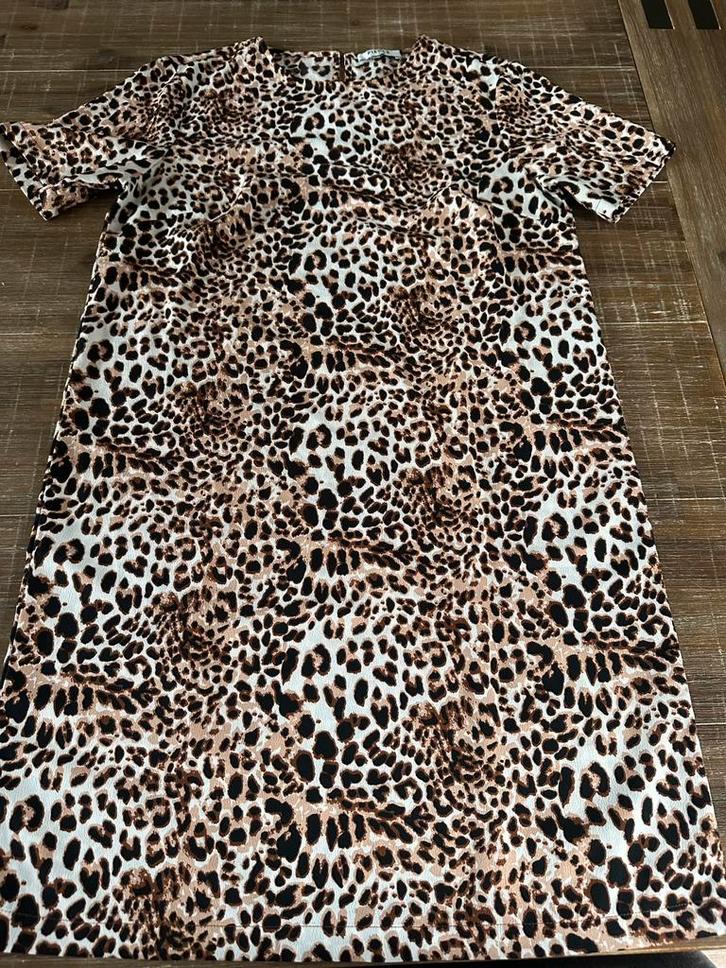 Tijgerprint jurk korte mouw maat M Pieces, Kleding | Dames, Jurken, Zo goed als nieuw, Maat 42/44 (L), Bruin, Knielengte, Ophalen of Verzenden