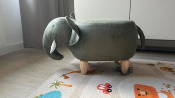 Olifanten poef beschikbaar voor biedingen