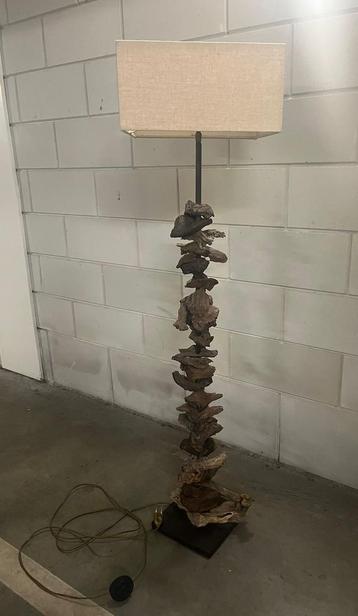 Lamp van driftwood beschikbaar voor biedingen