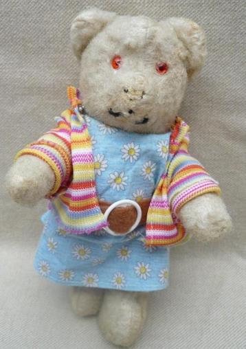 Oud teddybeertje van ca. 17 cm. lang met modernere kleertjes beschikbaar voor biedingen