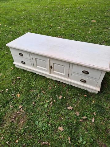 TV kast Eleonora beschikbaar voor biedingen