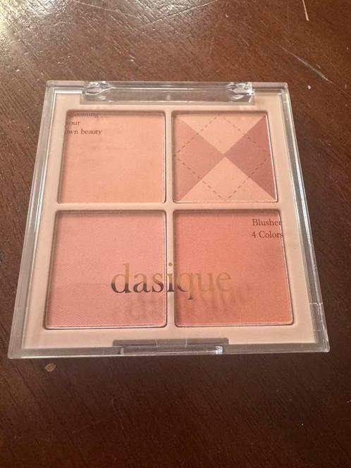 Dasique blush palette Beige knit 04, Sieraden, Tassen en Uiterlijk, Uiterlijk | Cosmetica en Make-up, Zo goed als nieuw, Gehele gezicht