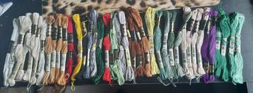 Heel veel kleuren DMC, volle strengen en restjes beschikbaar voor biedingen