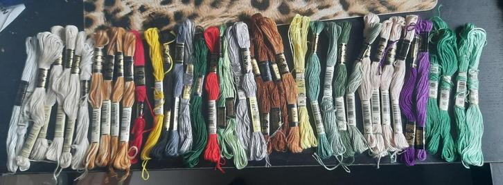 Heel veel kleuren DMC, volle strengen en restjes, Hobby en Vrije tijd, Borduren en Borduurmachines, Nieuw, Borduurgaren of Zijde