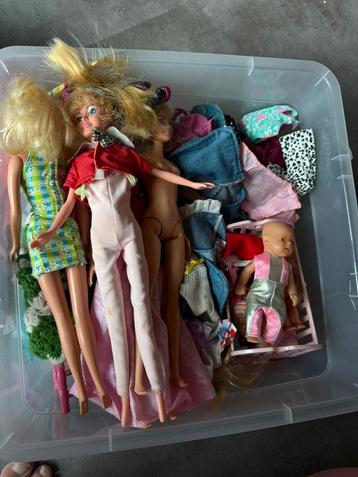 Veel barbie spullen en een barbie koffer en huis beschikbaar voor biedingen