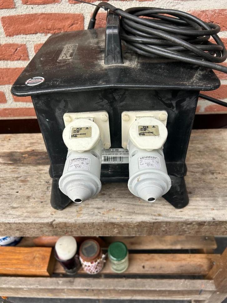 Scheidingstrafo 42V- 2 uitgangen incl.snoer + extra stekkers, Hobby en Vrije tijd, Elektronica-componenten, Gebruikt, Ophalen of Verzenden