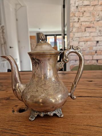 Antieke zilverkleurige theepot beschikbaar voor biedingen