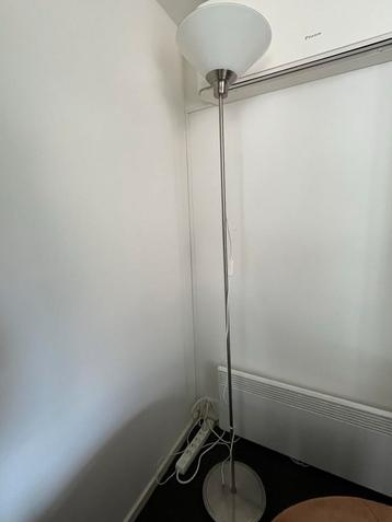 Moderne Vloerlamp met Glazen Kap beschikbaar voor biedingen