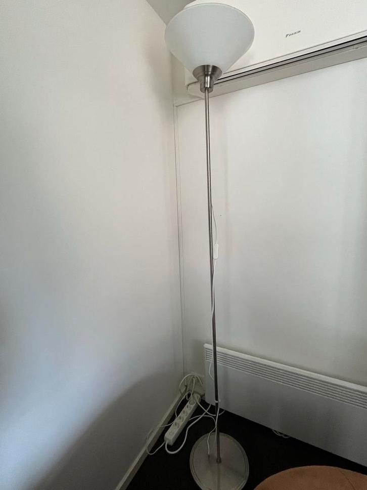 Moderne Vloerlamp met Glazen Kap, Huis en Inrichting, Lampen | Vloerlampen, Zo goed als nieuw, 150 tot 200 cm, Metaal, Ophalen