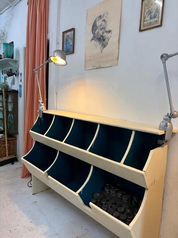Vintage Opbergkast met Vakken beschikbaar voor biedingen