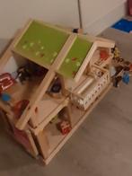 Groot Goki houten speelhuisje met heel veel poppetjes, Kinderen en Baby's, Speelgoed | Houten speelgoed, Zo goed als nieuw, Ophalen