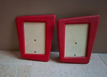 2 Vintage Mid Century rode fotolijstjes van kunststof beschikbaar voor biedingen