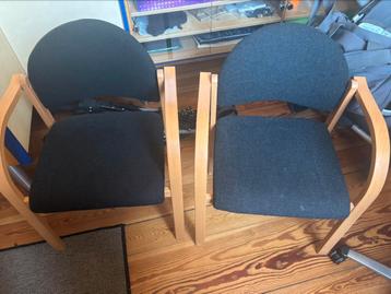 Gratis stoelen op te halen beschikbaar voor biedingen