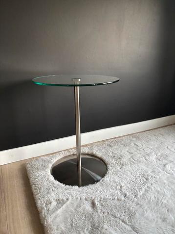 Retro design bijzettafeltje beschikbaar voor biedingen