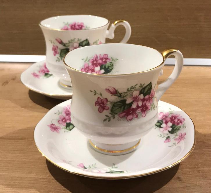 2x kop en schotel Royal Ascot ‘Charming violet’, Verzamelen, Porselein, Kristal en Bestek, Zo goed als nieuw, Kop en/of schotel